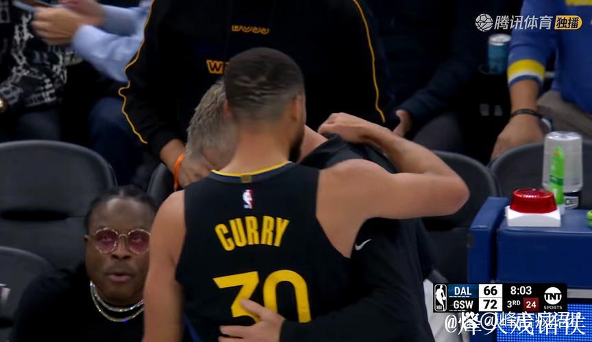 库里轰下39分，汤普森战旧主砍22分，勇士险胜独行侠